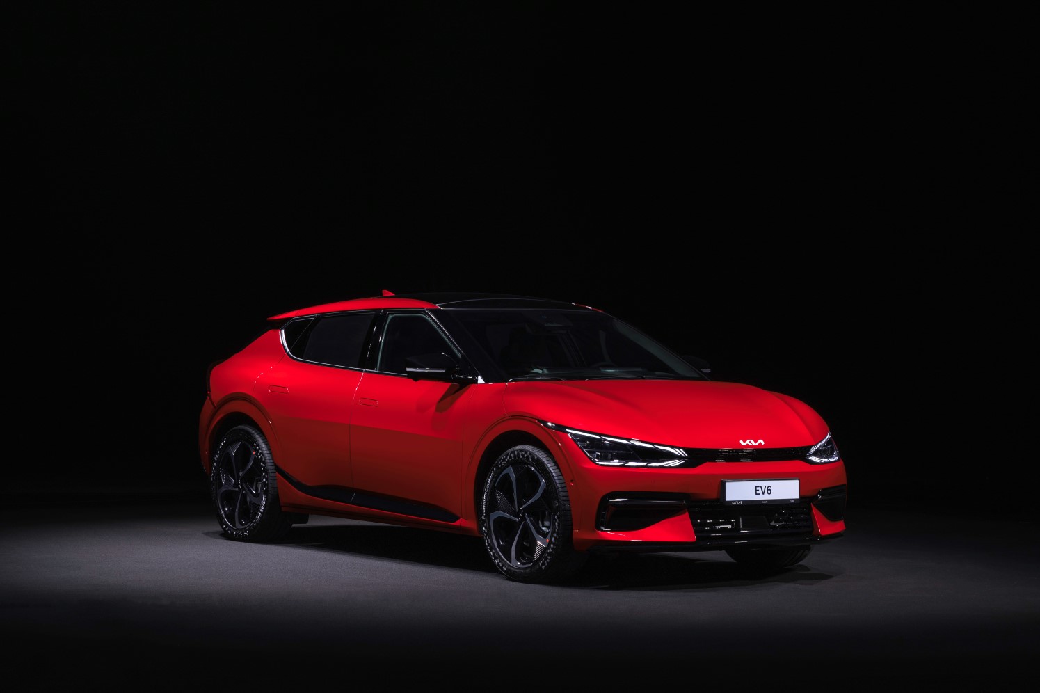 Kia объявляет цены и комплектации электрического кроссовера EV6 в Казахстане